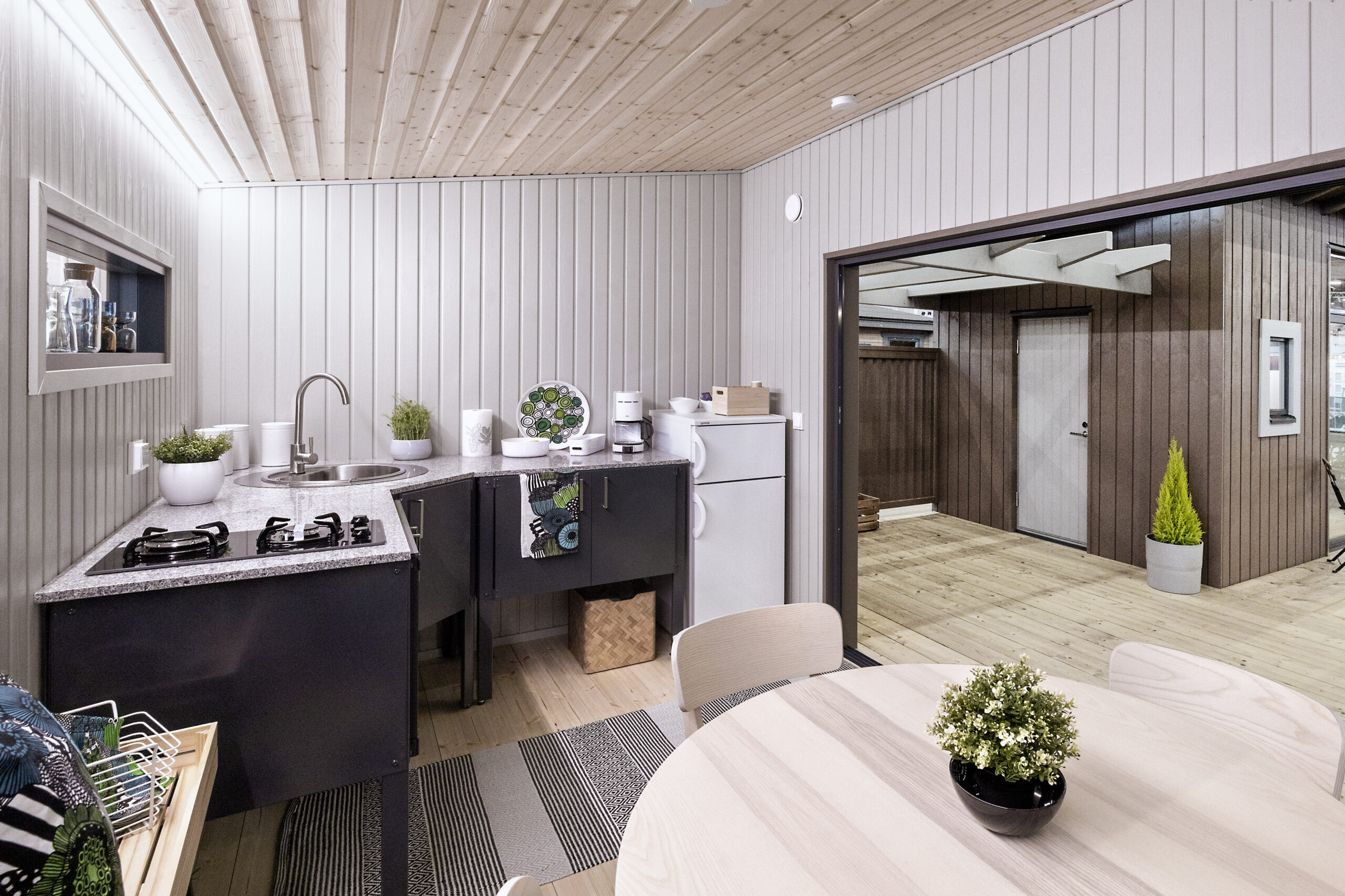 Kesäkeittiön työtaso tiskialtaalla - Image 8